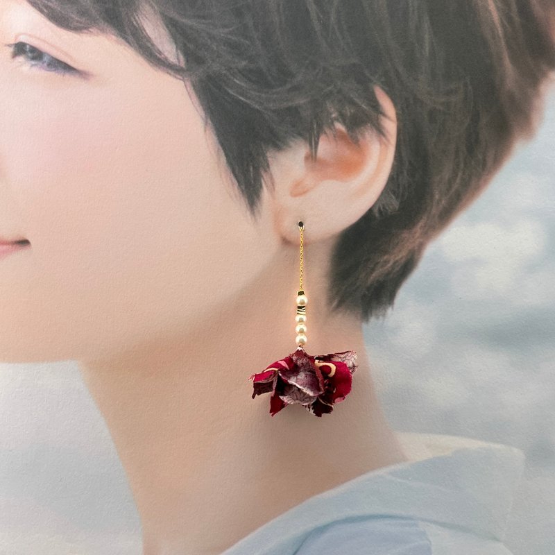 Pinkoi 限定独家 | Sparkler 烟火棒热情红布花小闪亮耳环 - 耳环/耳夹 - 棉．麻 多色