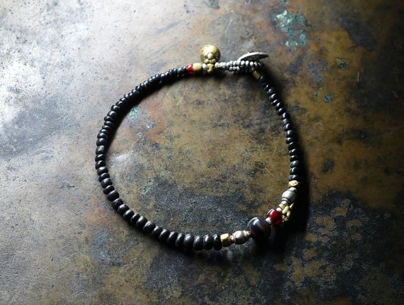 古老玛瑙与血红白色心愿、old 钦银与 old 奥里萨黄铜、漆黑珠饰手链 - 手链/手环 - 玻璃 黑色