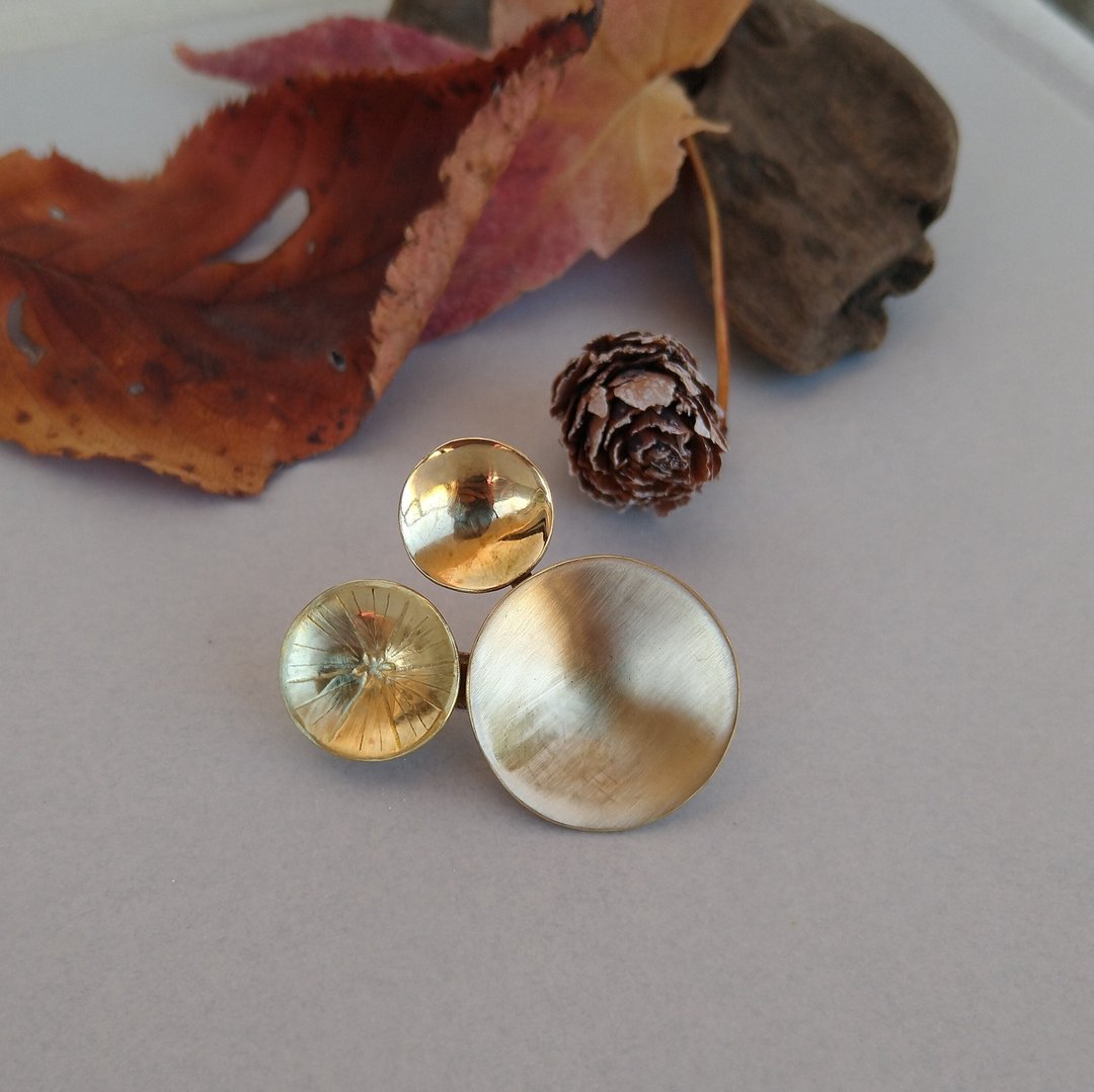 Brass art circle brooch - 胸针 - 铜/黄铜 金色