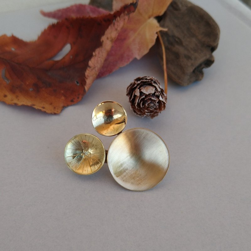 Brass art circle brooch - 胸针 - 铜/黄铜 金色