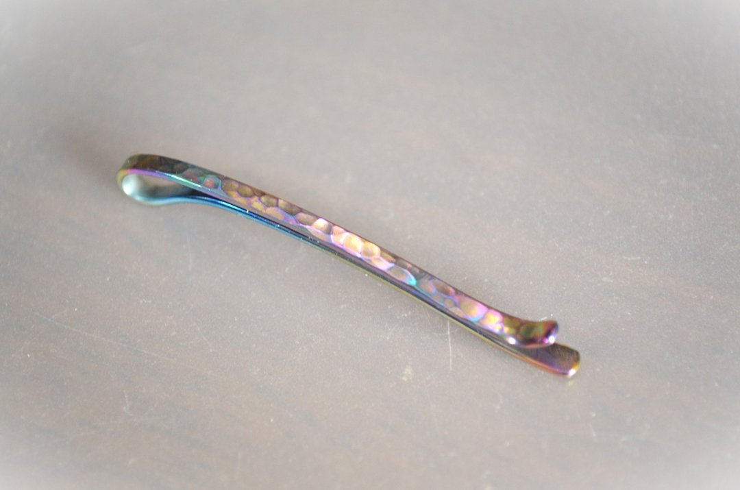 Titanium hairpin・纯钛发簪・锤纹・粉红或蓝色 55mm - 发饰 - 其他金属 多色