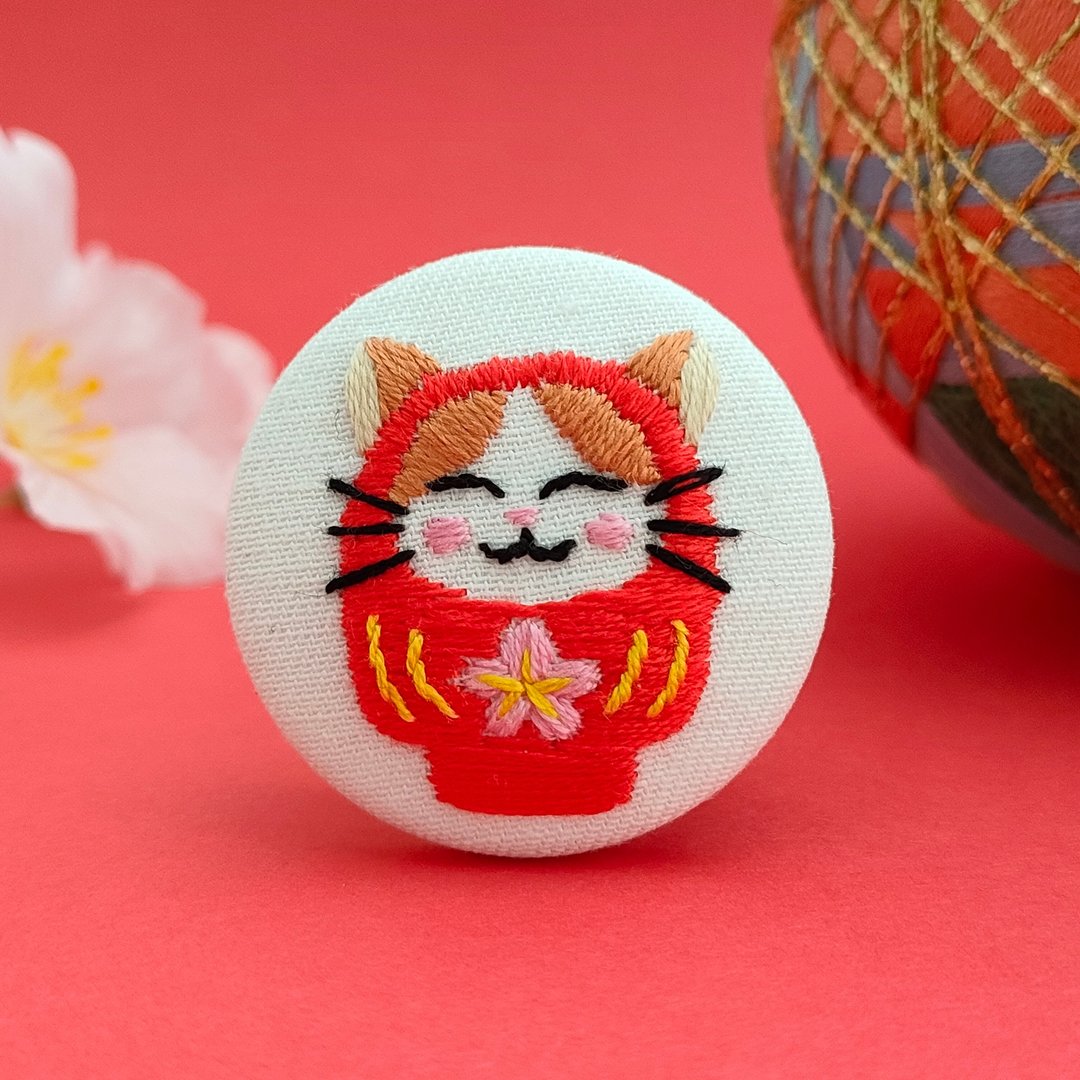 猫咪达摩刺绣胸针 - 胸针 - 棉 红色