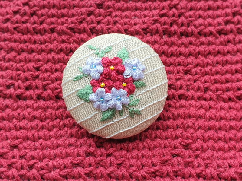 手刺绣/蕾丝编织花草别针/黄与红A/蓝与红B - 胸针 - 棉．麻 