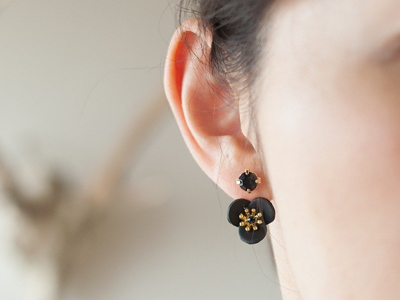 Bijou and flower backcatch earrings, black - 耳环/耳夹 - 粘土 黑色