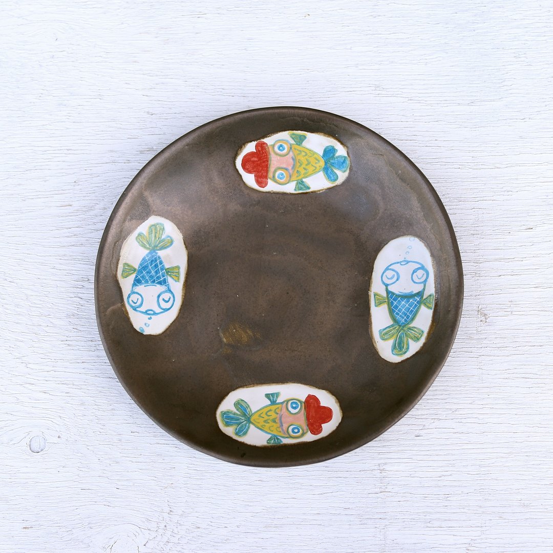 A goldfish wearing a red hat and a colored plate with a manganese kiln glaze - 盘子/餐盘/盘架 - 陶 咖啡色