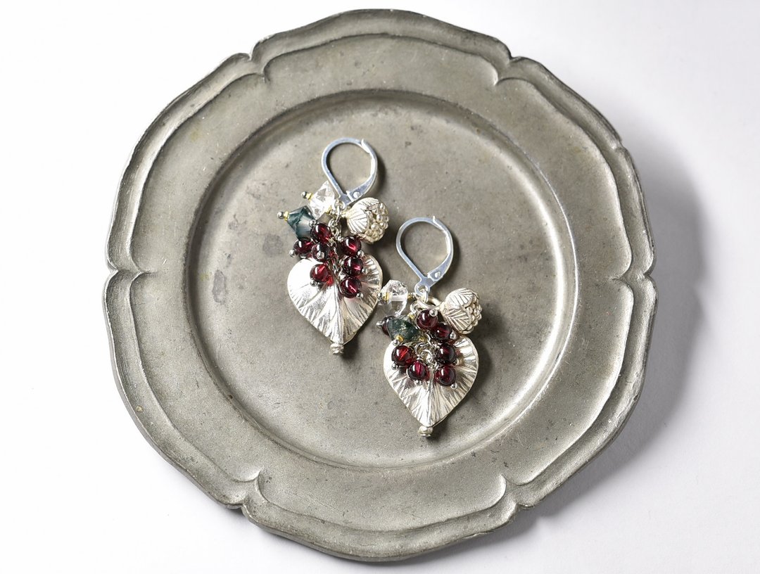 Heart-shaped leaves and buds Karen Silver, rugged garnet, Herkimer diamonds, moss agate earrings - 耳环/耳夹 - 其他金属 银色
