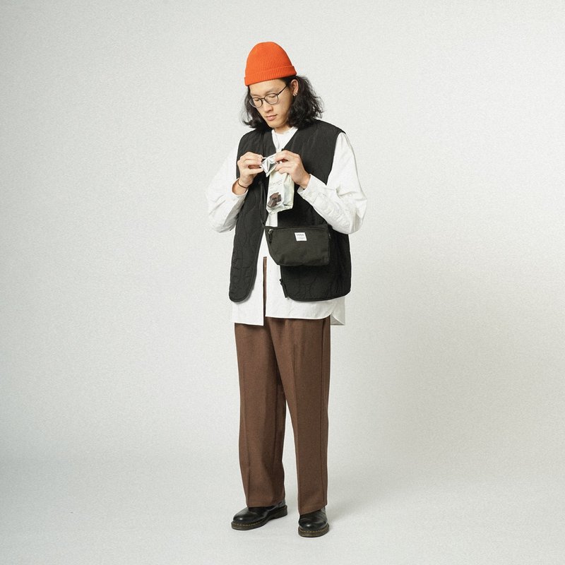 简约轻巧斜背包 CANA ECO 防泼水日常旅行小袋子 (暗黑色) - 侧背包/斜挎包 - 环保材料 黑色