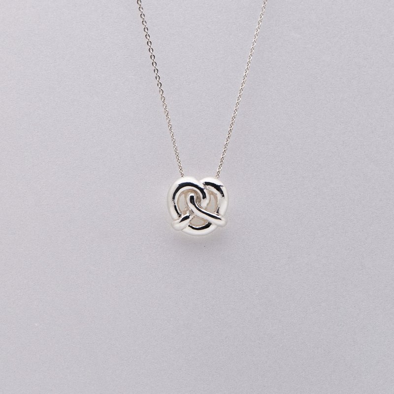 【定制化礼物】Pretzel necklace 蝴蝶面包项链 - 项链 - 纯银 