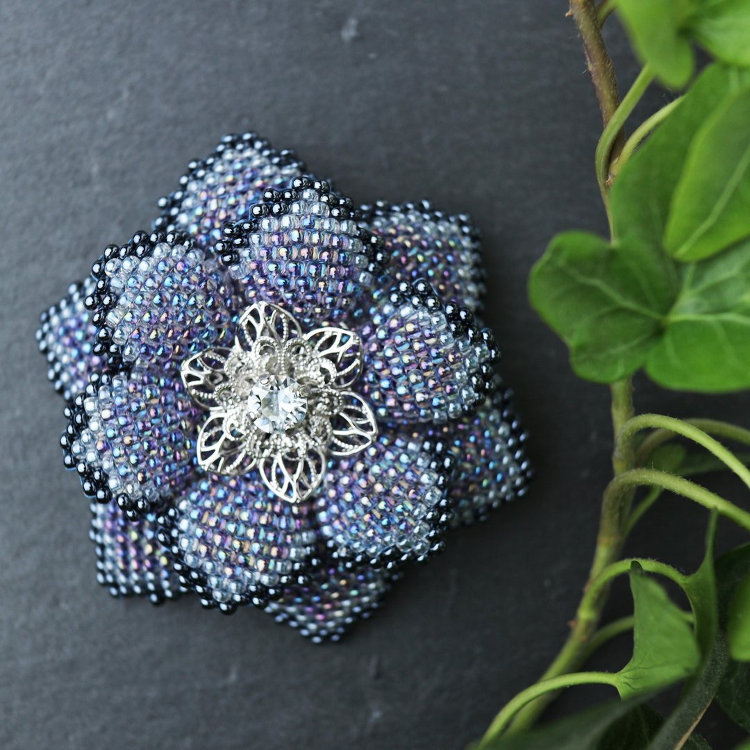 Beaded Flower Brooch (Blue) - 胸针 - 玻璃 蓝色