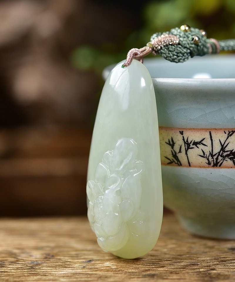 一款非常精致漂亮的和田玉花吊坠寓意吉祥如意雕工精致上身简单 - 吊饰 - 玉石 