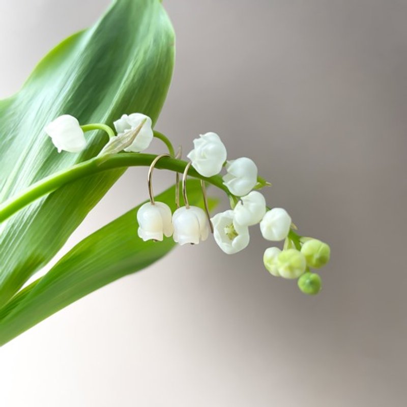 软百合兰花耳针14kgf 铃花痴图案花卉耳针 - 耳环/耳夹 - 贝壳 白色