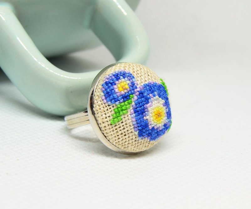 蓝色花朵刺绣戒指 送给妈妈的手工礼物 十字绣植物饰品 - 戒指 - 绣线 蓝色