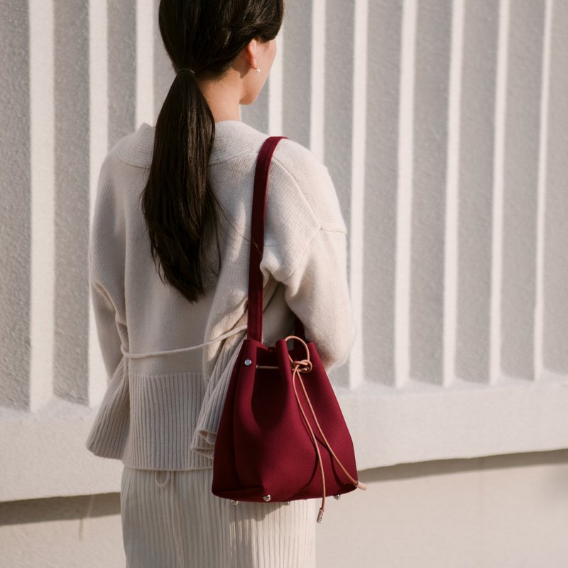 三用帆布水桶包M-酒红9色客製 聖誕禮物 斜背包 簡約側背包熱賣款 - 侧背包/斜挎包 - 棉．麻 红色