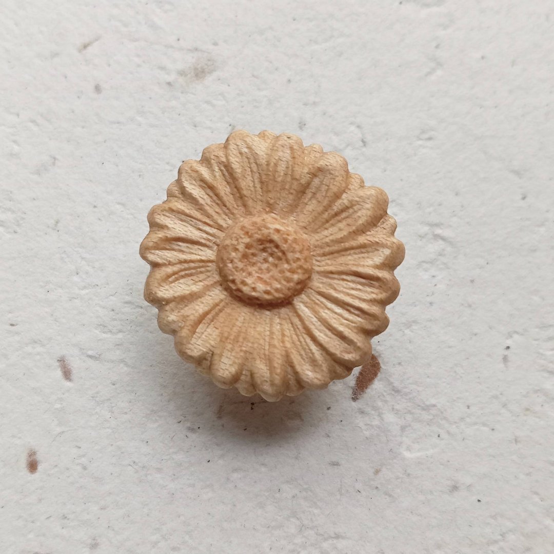 手工木雕  枫木小雏菊徽章 - 胸针 - 木头 卡其色