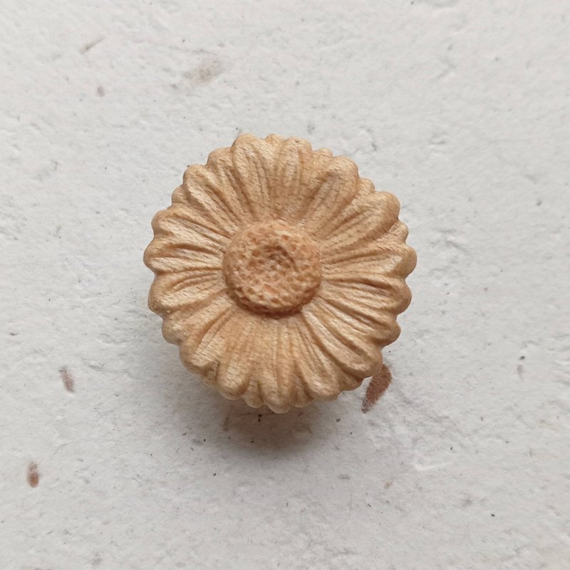 手工木雕  枫木小雏菊徽章 - 胸针 - 木头 卡其色