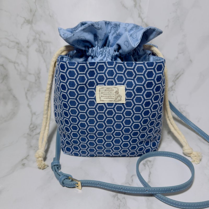 几何蜂巢纹束口水桶包  x 蓝系美学 - 束口袋双肩包 - 棉．麻 蓝色