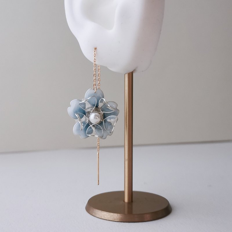 【Veverka】半梦花开 雾蓝色 树脂耳环 造花液 滴胶 花朵 - 耳环/耳夹 - 树脂 蓝色