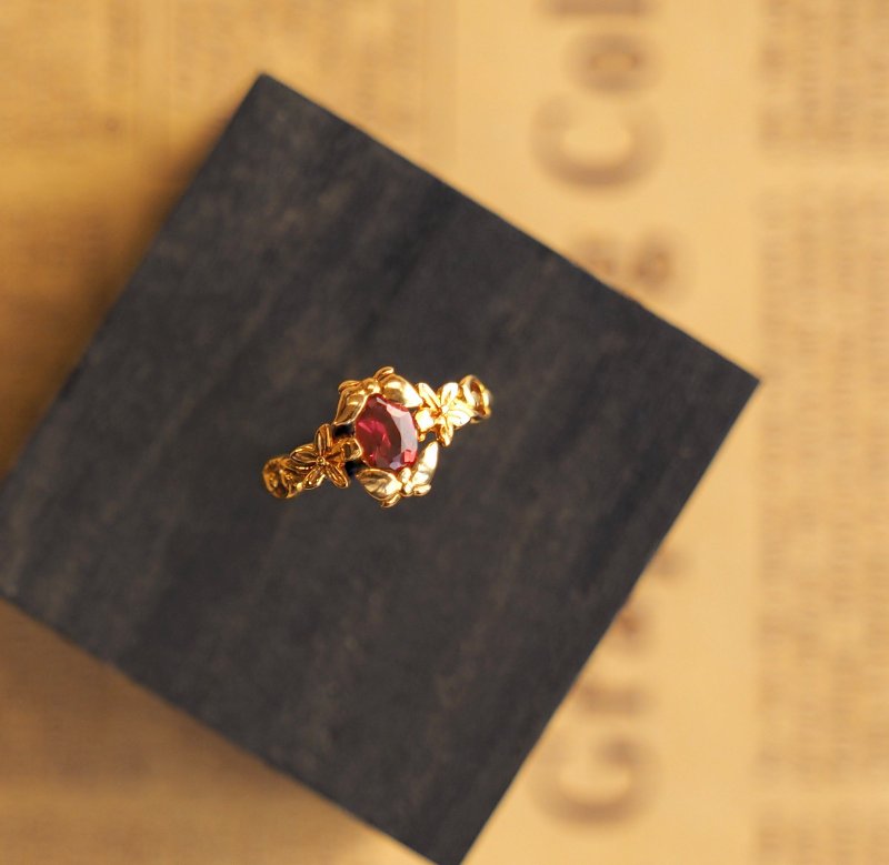 +花蝶+ 14K金轻珠宝 精致优雅蝴蝶花丛设计款戒指 天然红石榴石 - 戒指 - 贵金属 金色