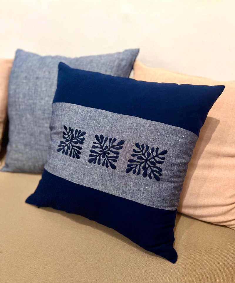 手绣亚麻抱枕套：午夜珊瑚绽放，海军蓝斜纹织 - 枕头/抱枕 - 棉．麻 蓝色