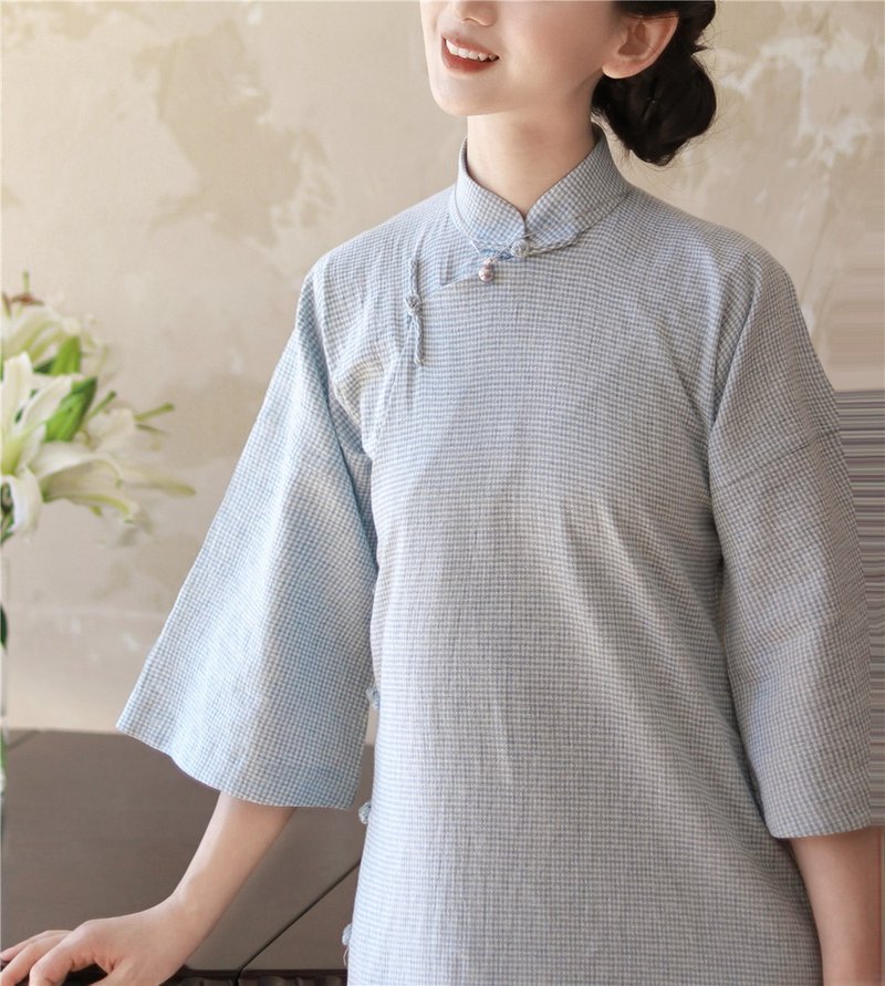 老棉布藍白格復古全開襟少女旗袍 格紋倒大袖新中式民國風洋裝 - 旗袍 - 棉．麻 蓝色