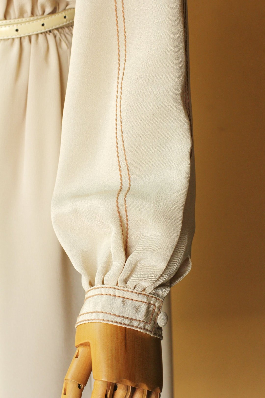 VINTAGE light creamy dress with brown thread sewn, Bishop sleeve - 洋装/连衣裙 - 聚酯纤维 卡其色