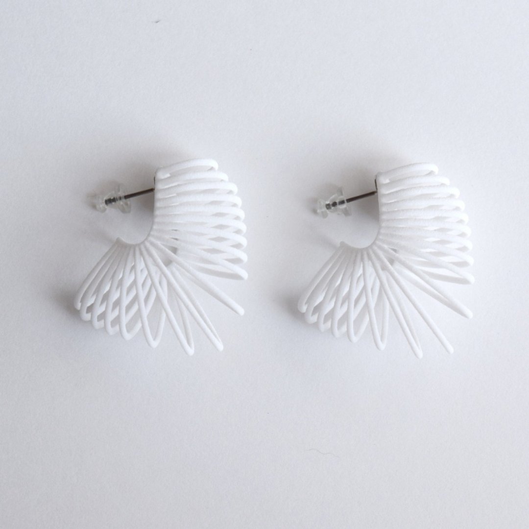 vinee earrings white - 耳环/耳夹 - 塑料 白色