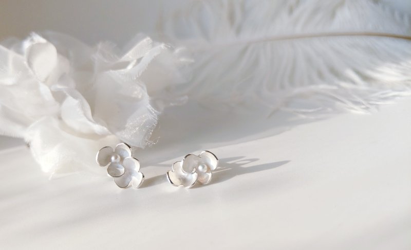 绣球小花瓣 纯银珍珠耳针 - 耳环/耳夹 - 其他金属 银色