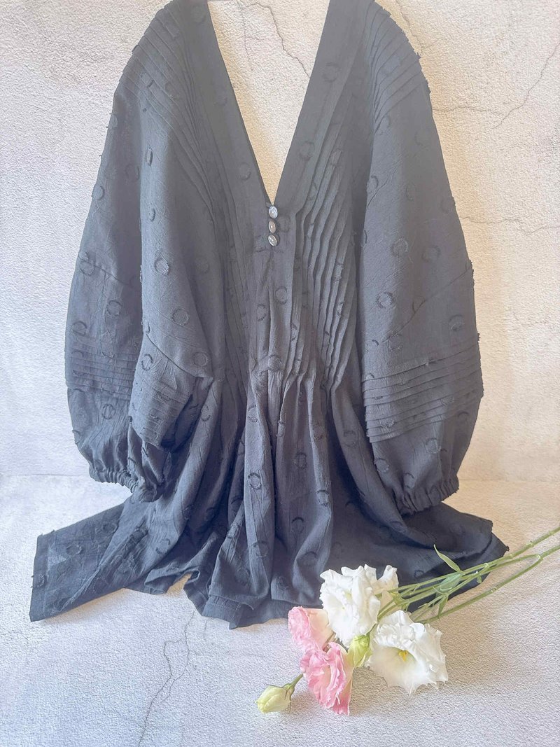 【快速出货】纯棉前后V领立体褶纹七分抛袖罩衫上衣 点点织纹黑色 - 女装上衣 - 棉．麻 黑色