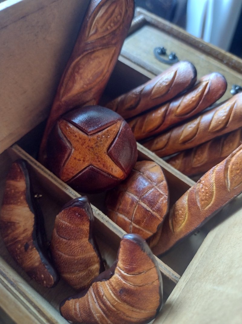 可爱 欧式面包 纯牛皮胸针 - 钥匙链/钥匙包 - 真皮 咖啡色