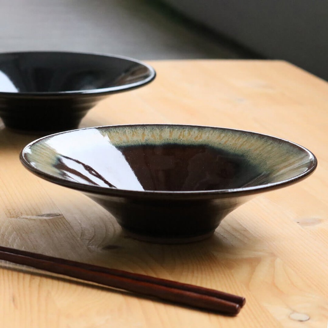 免费送货 Koishiwarayaki Koishiwarayaki 釉面碗 面条盘 面条碗 - 盘子/餐盘/盘架 - 陶 黑色
