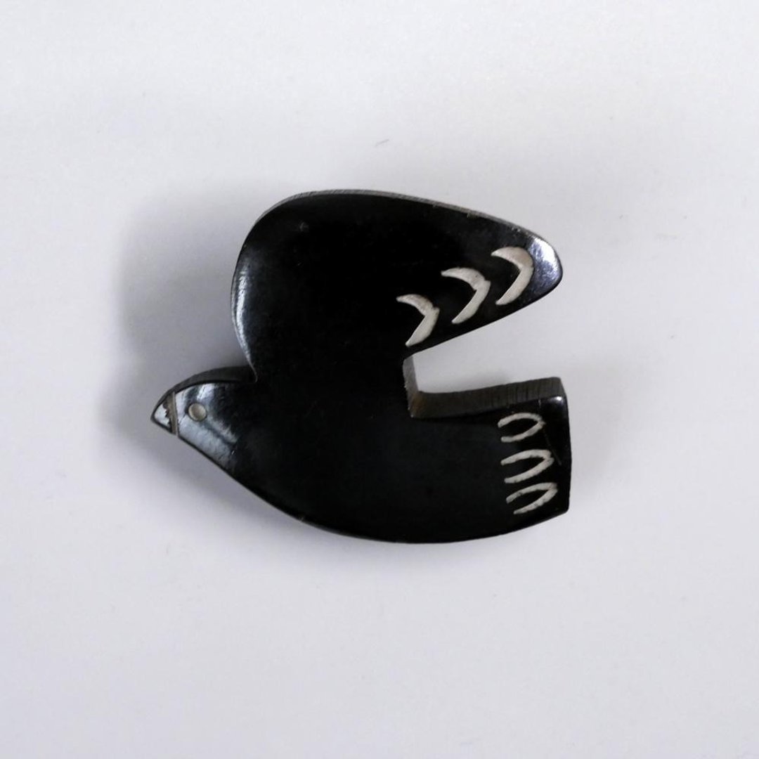 Buffalo bone brooch / pigeon line black - 胸针 - 环保材料 