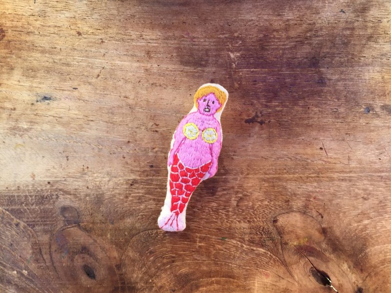 古怪食物系列 罐头美人鱼 (柠檬口味) / 手工刺绣 别针 胸针 扣针 - 胸针 - 绣线 红色