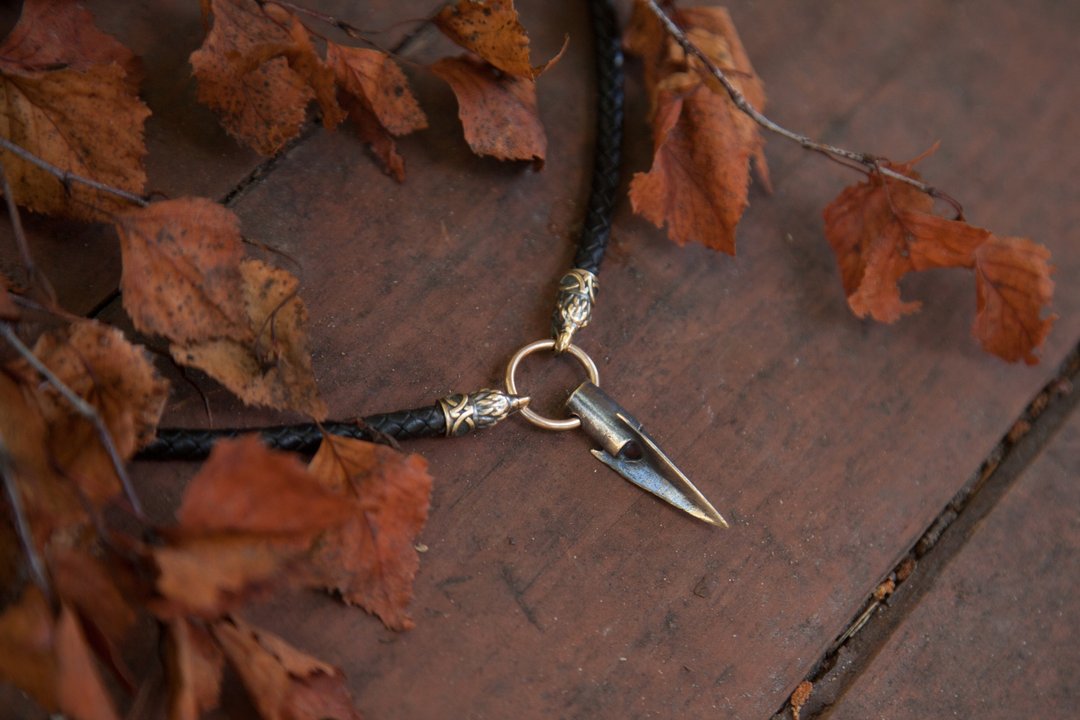 Arrowhead leather necklace. Arrow pendant. Scandinavian jewelry. Present for him - 项链 - 其他金属 橘色