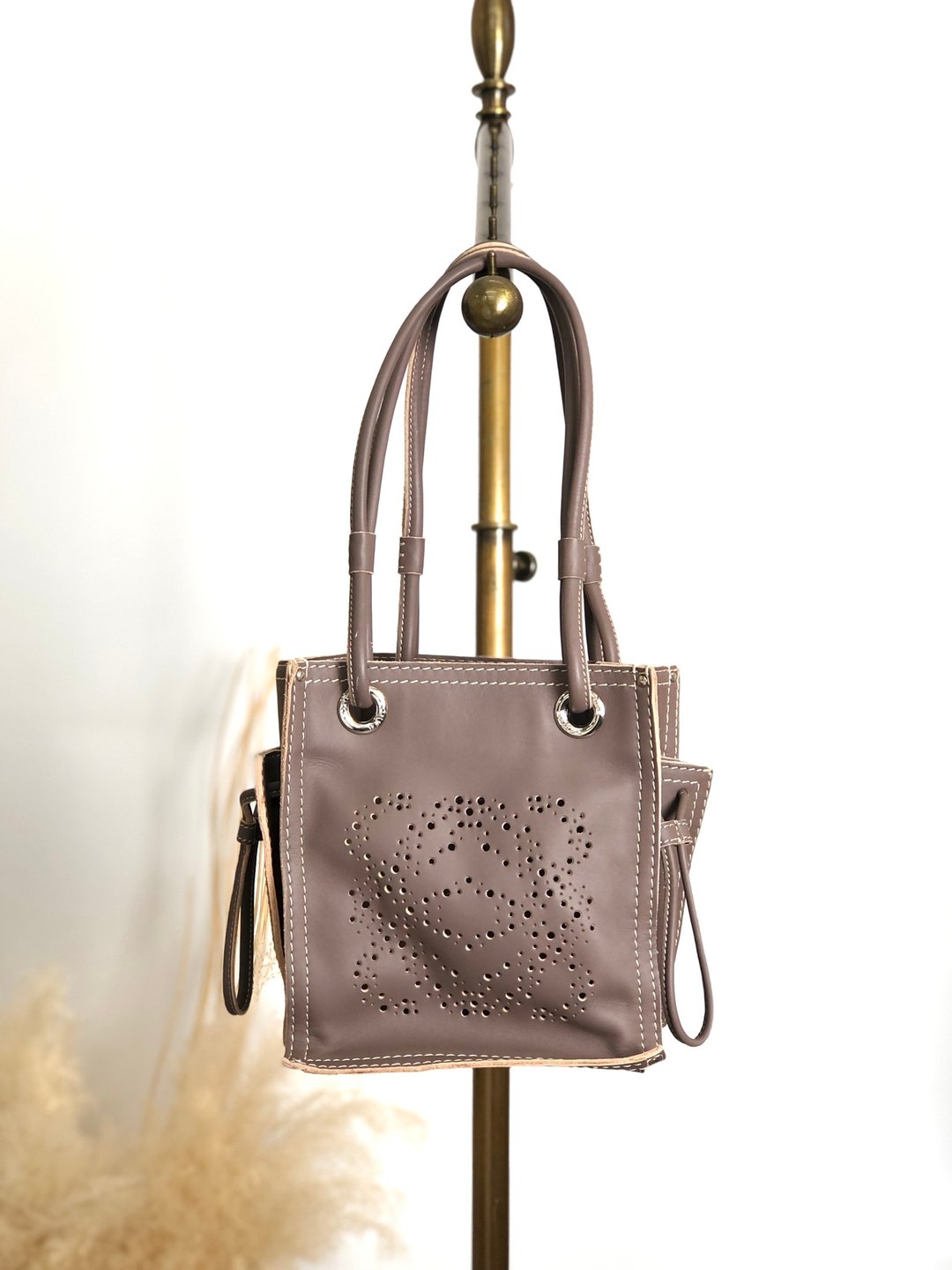 【VintageShop solo 日本直送中古包专卖店】LOEWE 罗威 托特包 咖啡色 Anagram 压克力 皮革 冲孔 design 复古 绝版 - 手提包/手提袋 - 真皮 咖啡色