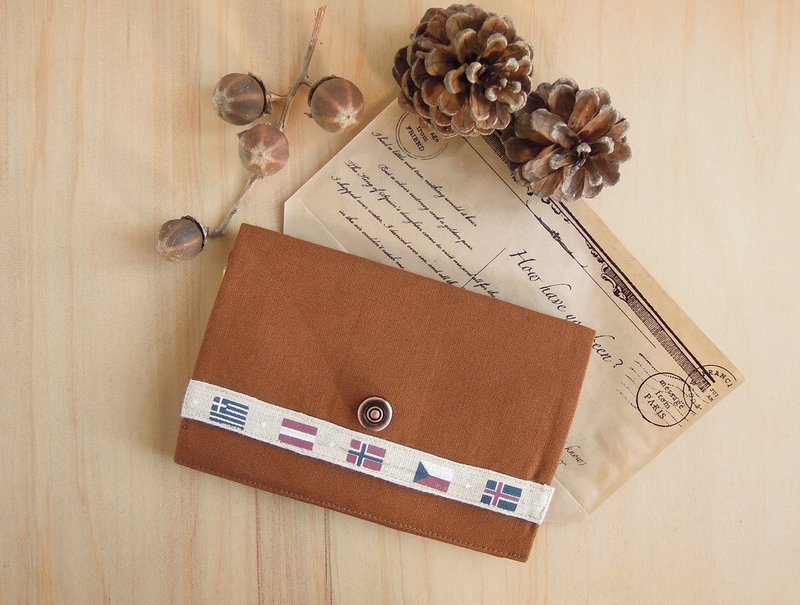 快乐鸟 – 布作护照包 – 收纳包 – 焦糖色 - 护照夹/护照套 - 棉．麻 咖啡色