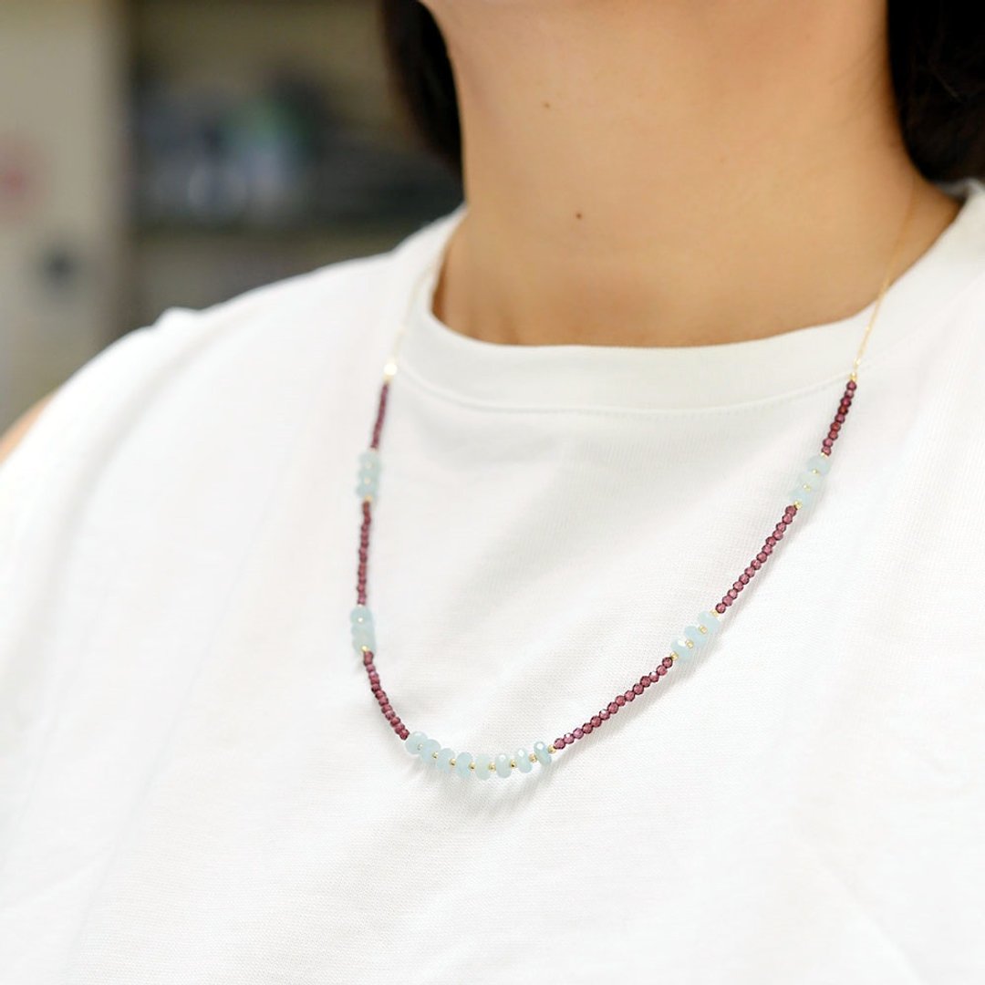 Angel Stone that leads to happiness Aquamarine and deep bond Garnet's semi-long necklace that symbolizes fruitfulness March / January birthstone - 项链 - 宝石 蓝色