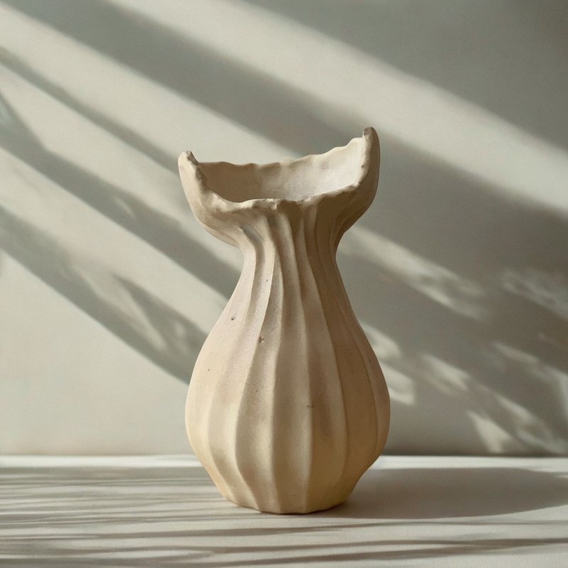 中尺寸花器 / Medium Flower Vase - 花瓶/陶器 - 陶 白色