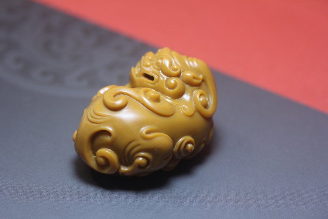 貔貅招财辟邪小手把件 天然黄蜡石  也可作吊坠 挂件 - 项链 - 玉石 橘色