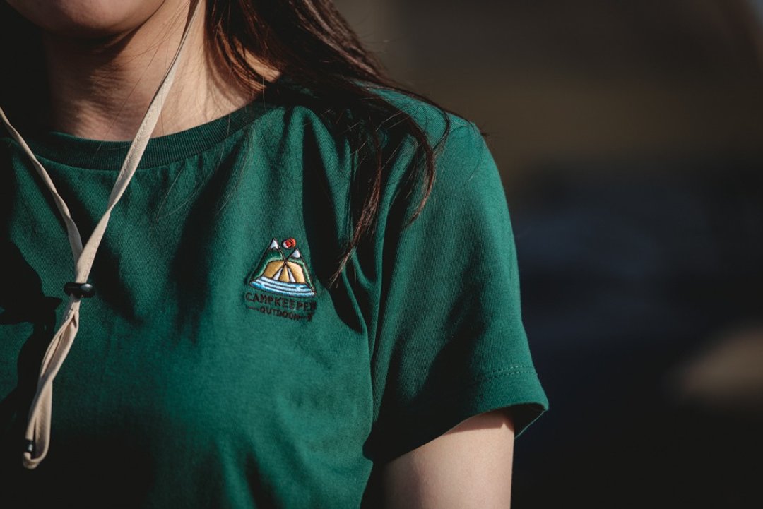 CAMPKEEPER IMAGERY -  逐露意象 LOGO电绣短T 修身版 - 女装 T 恤 - 棉 白色
