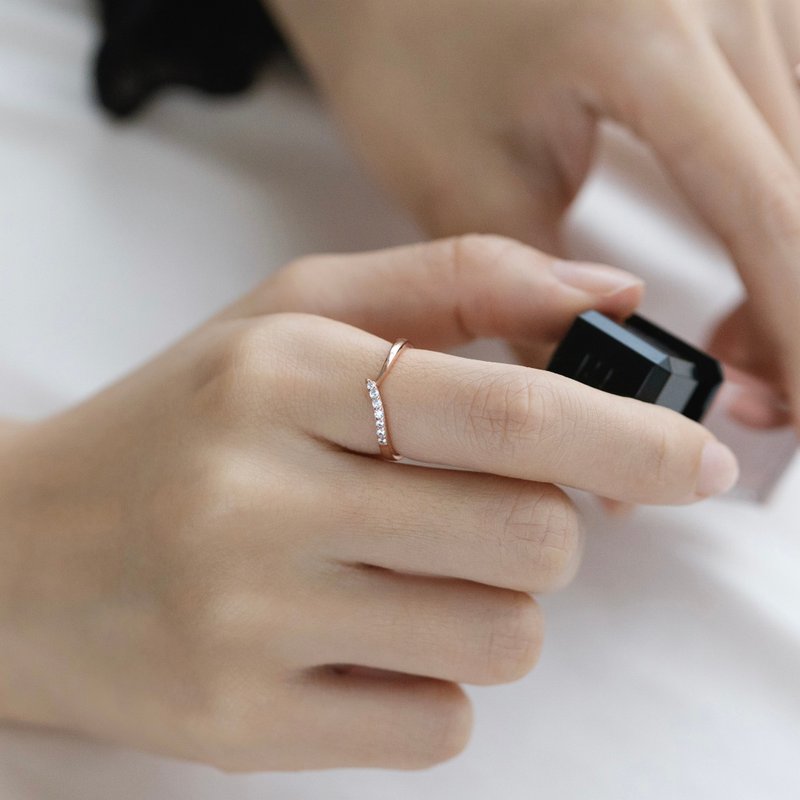 925纯银 细致经典v型排钻戒指 银戒 玫瑰金 - 戒指 - 纯银 金色