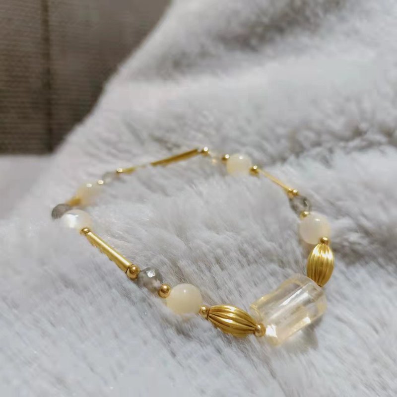【半透明黄水晶】拉长石/简约优雅/象征健康快乐/日本制蚕丝线 - 手链/手环 - 水晶 黄色