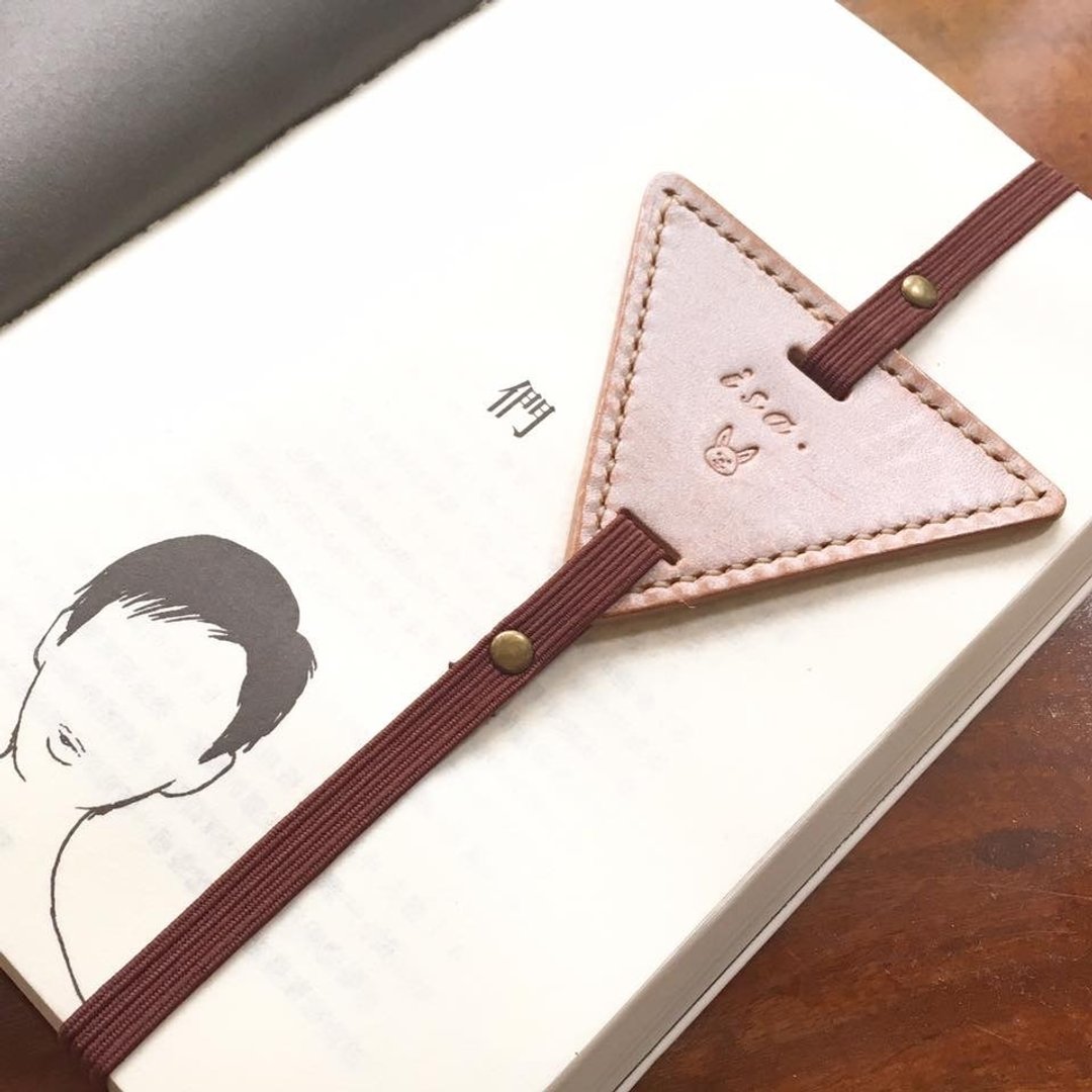【 成 品 制 造 ▼▼三角书签▼▼ 】原创手工皮革书签 #bookmarked#1 皮革书签 手工缝制 植鞣革 意大利皮 白蜡皮 香港制造 - 书签 - 真皮 卡其色
