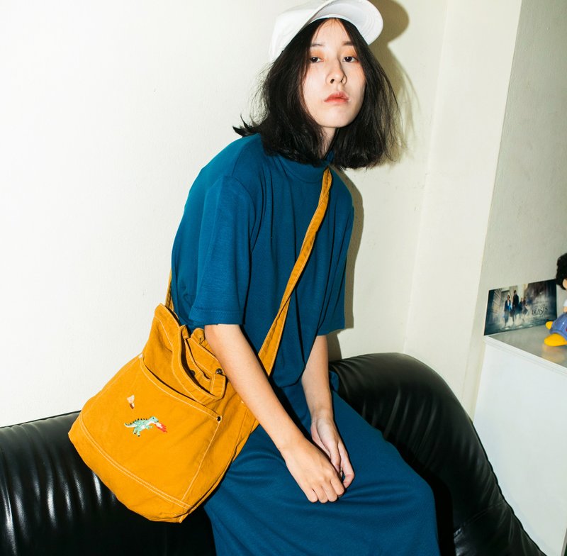 T rex  / Bronto Embroidery - Canvas Crossbody Bag : Yellow Mustard - 侧背包/斜挎包 - 棉．麻 黄色