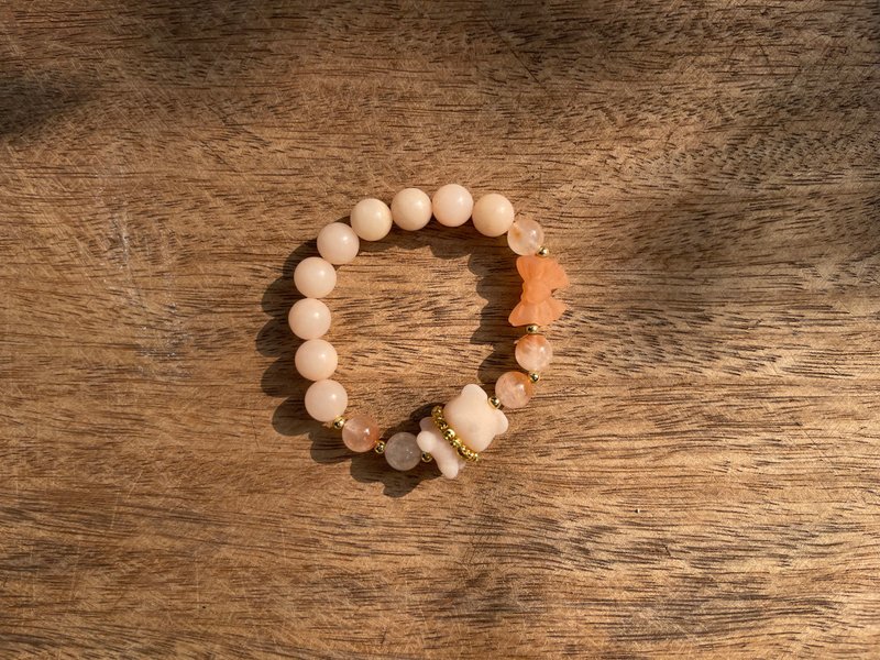 蜜桃粉橘小熊手串 - 佘太翠粉熊+冰橘蝴蝶结。手围16~17cm - 手链/手环 - 玉石 多色