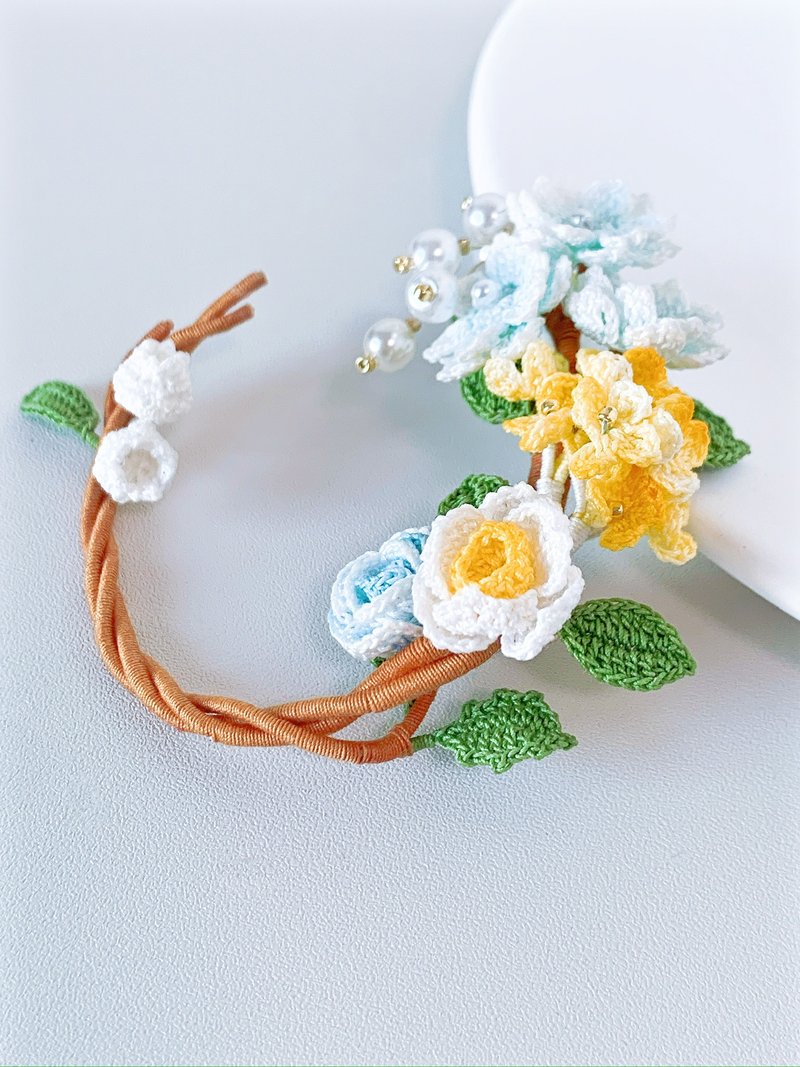 手工编织微鈎兰铃玫瑰花束圆胸针针织 钩织 - 胸针 - 绣线 多色