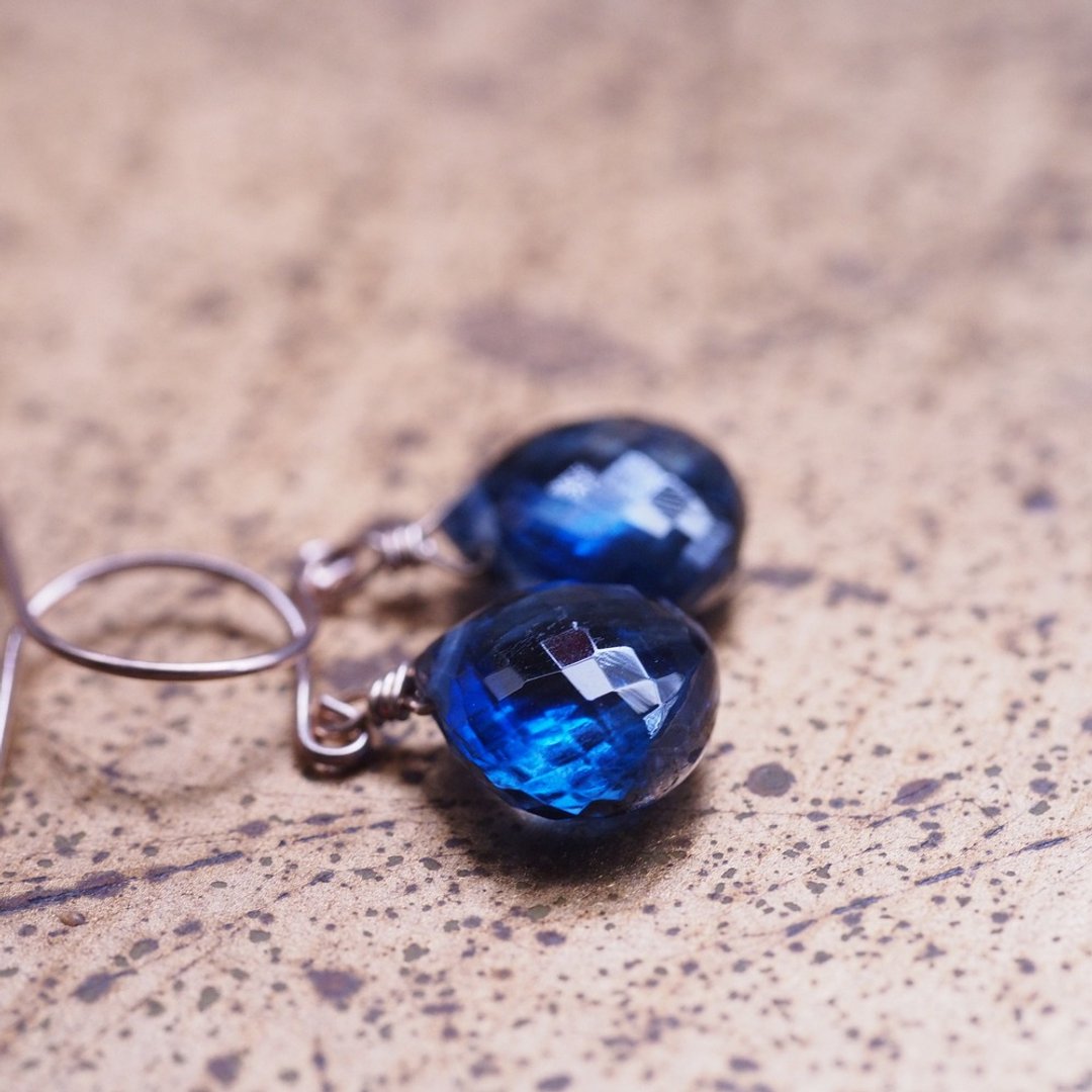 10K金 蓝晶石耳环 10K solid Pink Gold Kyanaite earrings - 耳环/耳夹 - 半宝石 蓝色