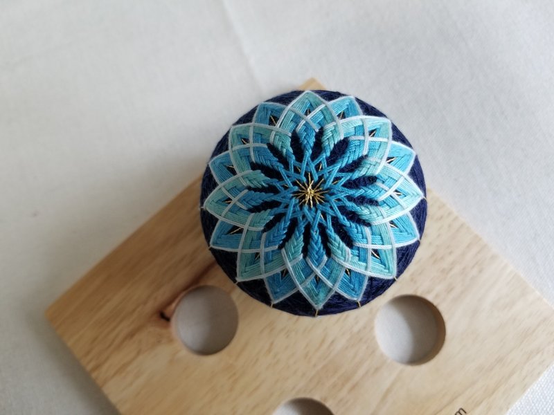 (订制) 彩线日和 中尺寸鞠球 家居游玩摆设 - 蓝梦 (全人手) M - 摆饰 - 绣线 蓝色