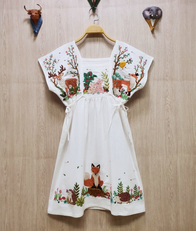 手工刺绣连衣裙、棉布、刺猬、狐狸、鹿、兔、丛林 - 洋装/连衣裙 - 绣线 白色