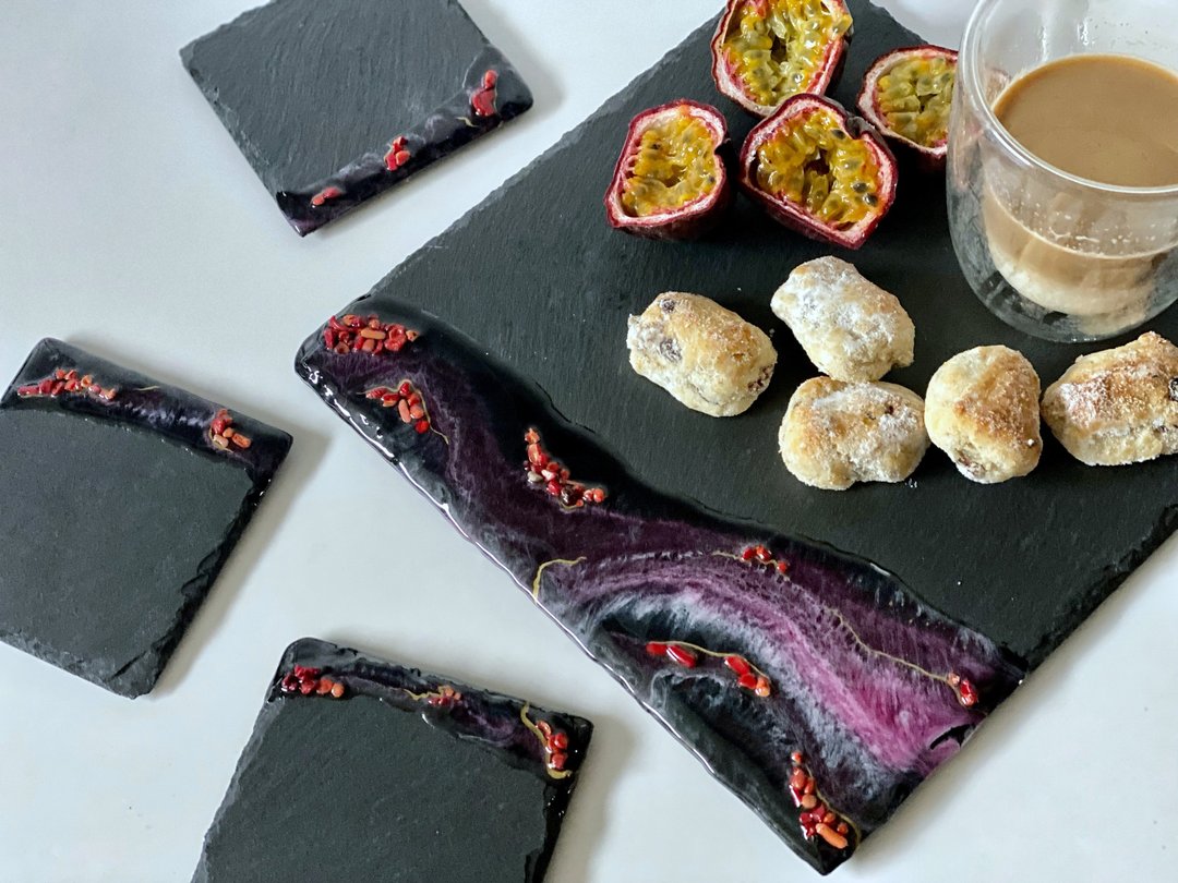 Pink slate board with resin and natural coral 碗 托盤 切菜板 擴香石 - 浅碟/小碟子 - 树脂 红色
