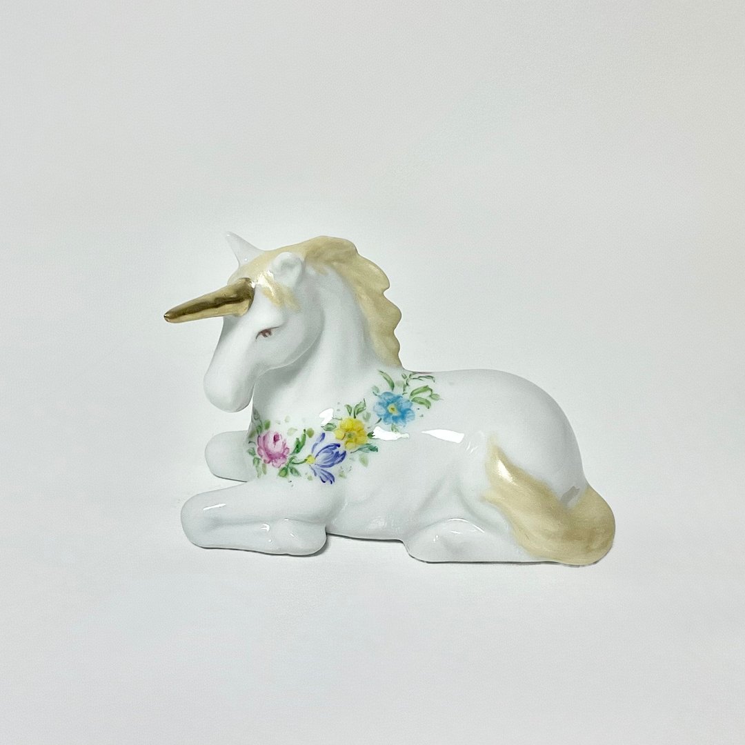 Unicorn figurine wearing a flower wreath - 玩偶/公仔 - 瓷 白色